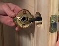 Установка дверной ручки, замка. - ELOCKS.RU